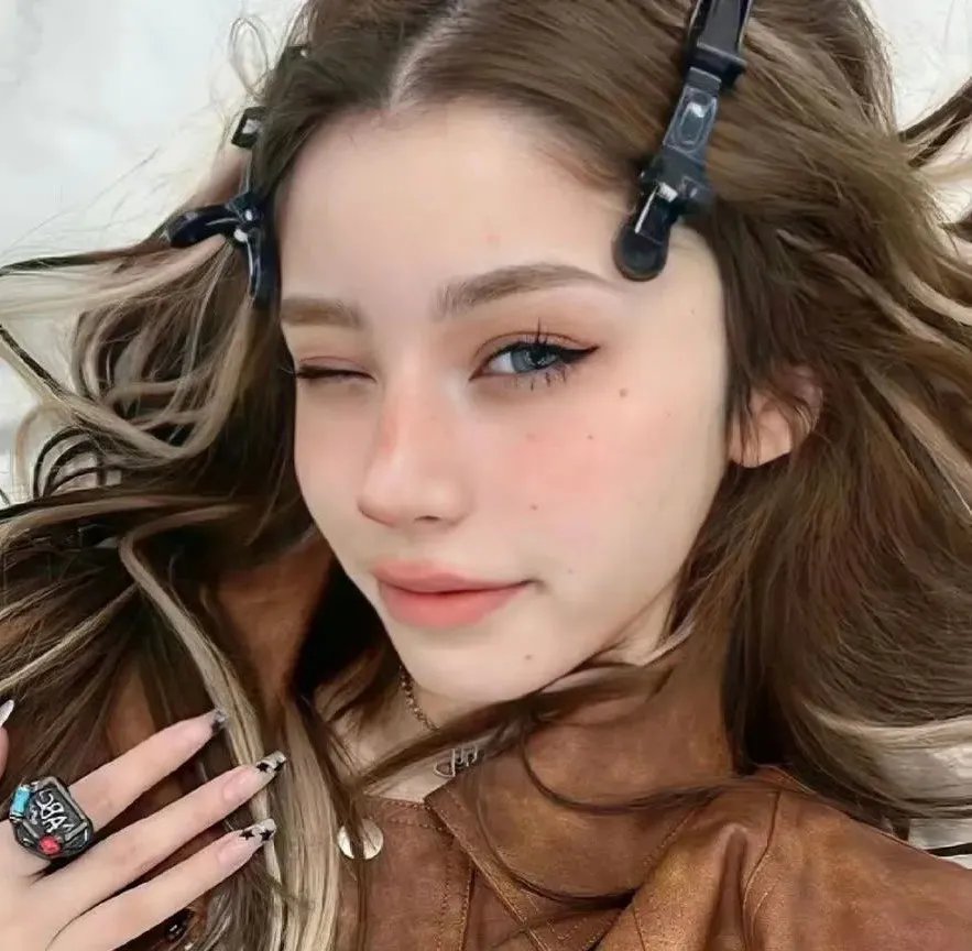 眼神阳光的男孩